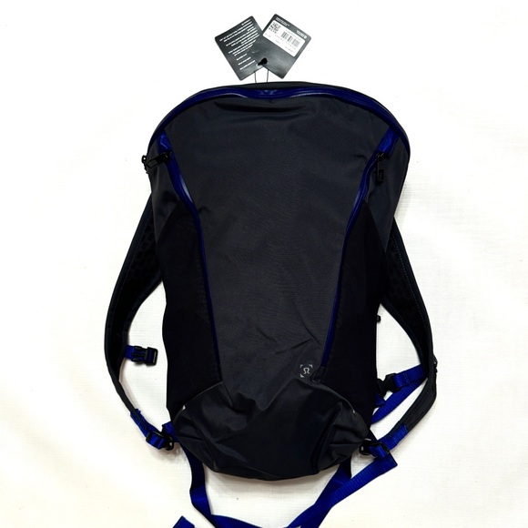 Lululemon More Miles Active Backpack 17L in Obsidian - Picture 2 of 8